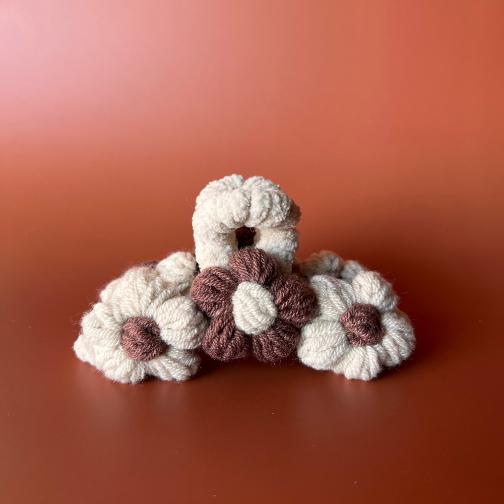 Large hair claw with cochet flowers