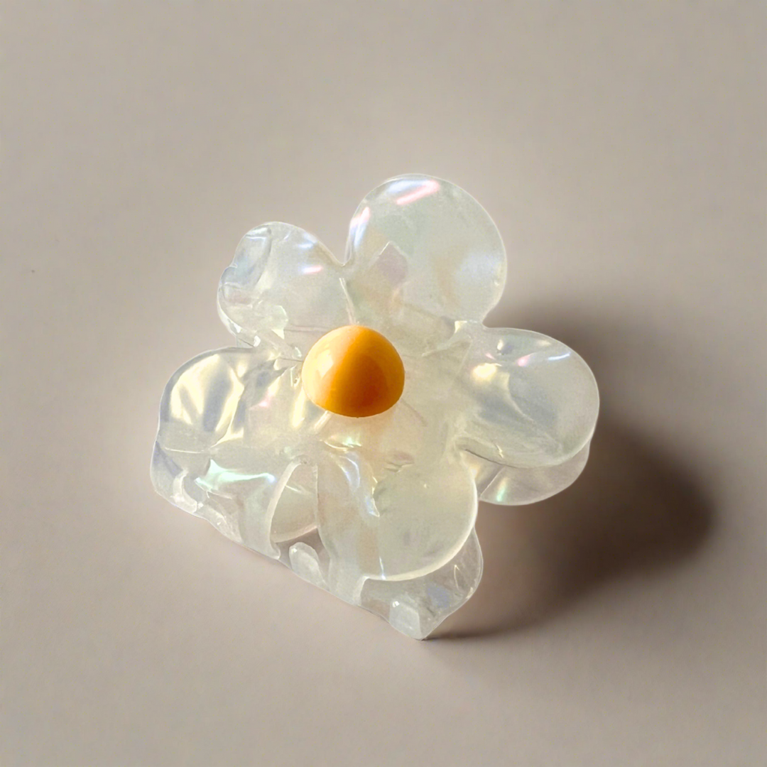 White acetate hair claw clip in the shape of a cute daisy.